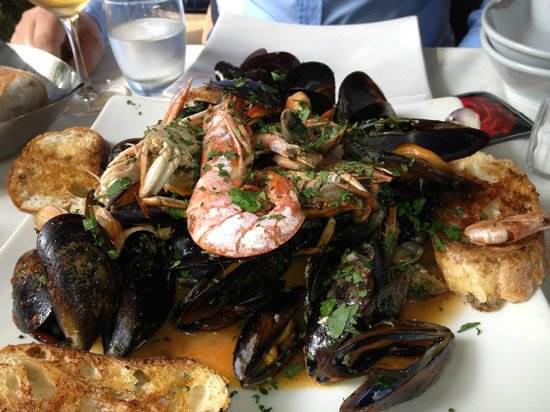 Ristorante con ampia terrazza sul lago