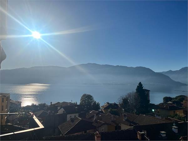 Trilocale ultimo piano con spettacolare vista lago