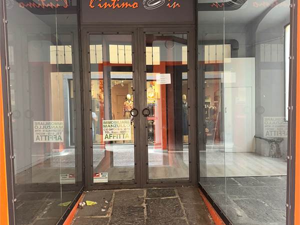 Negozio in centro con vetrina