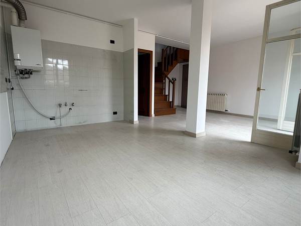 Trilocale ultimo piano, con doppi servizi e box