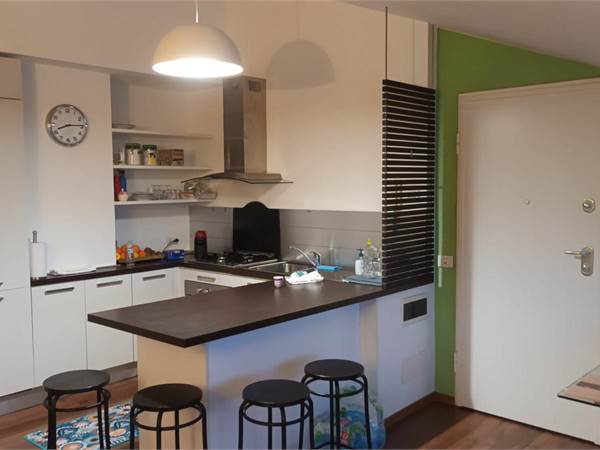 Elegante bilocale con box ultimo piano vista lago