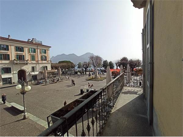Intra, centro, rarissimo quadrilocale vista lago