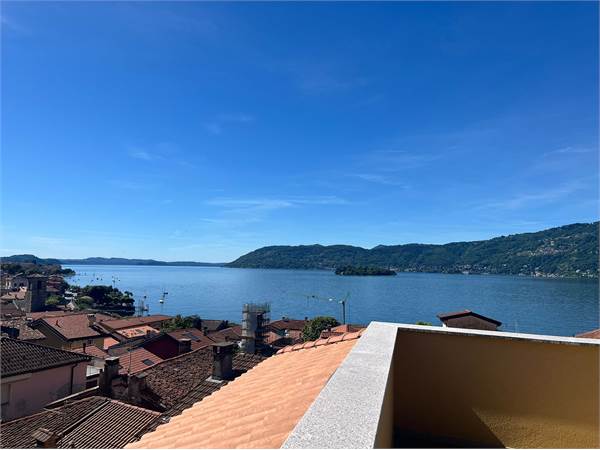Nuovo attico vista lago con terrazzo e box auto