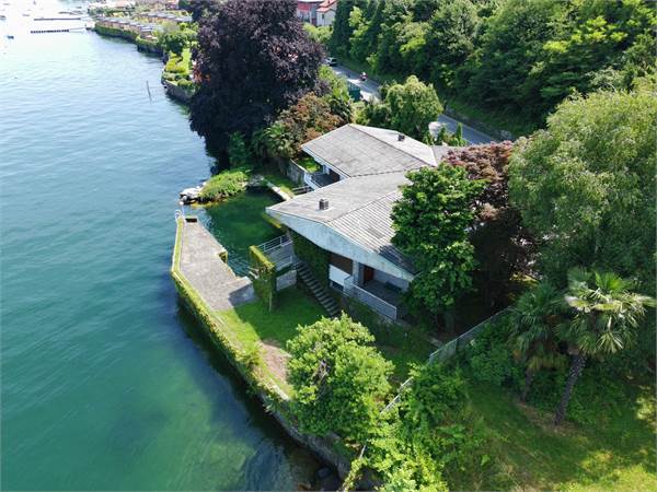 Villa sul lago con darsena