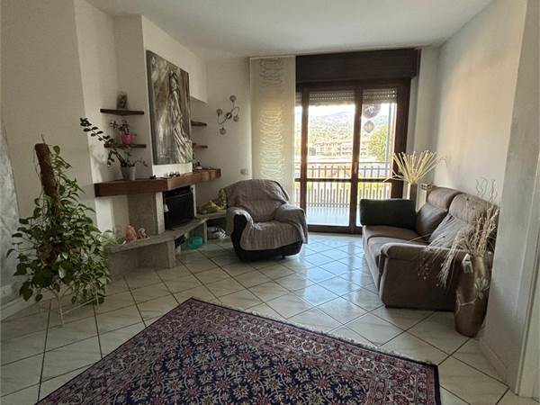 Soleggiato quadrilocale con doppi servizi,terrazzo e box auto