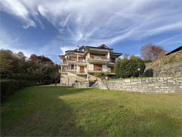 Quadrilocale vista lago con terrazzo e box auto