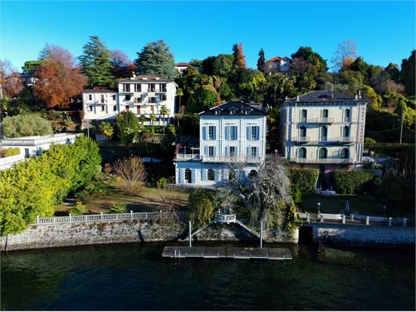 Prestigiosa villa fronte lago con parco e pontile privato