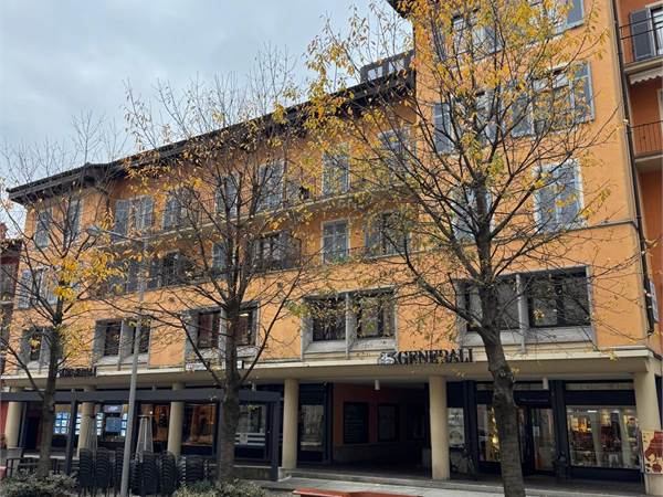 Trilocale ultimo piano con box, posto auto e vista lago