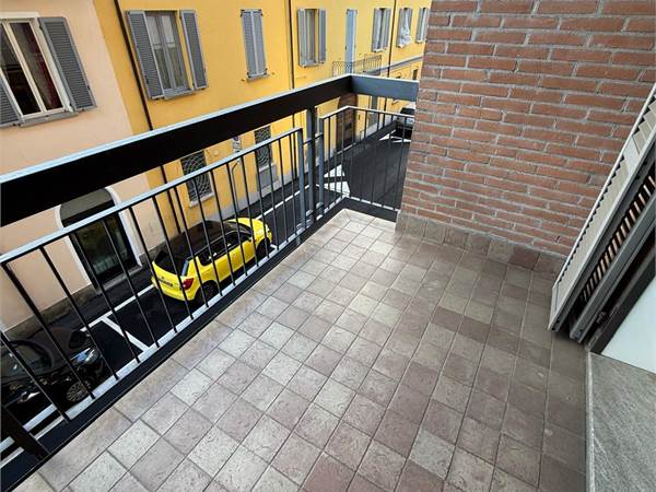 Intra centro, bilocale con box e terrazzino