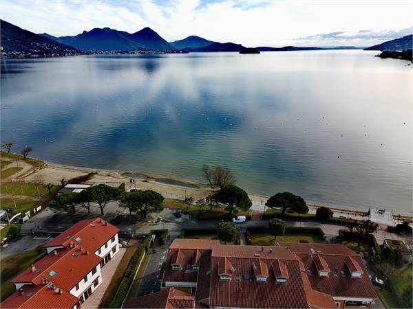 Ampio trilocale, fronte lago a Feriolo