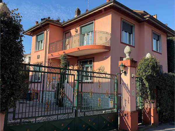 Villa del '900 con parco e ampi locali accessori