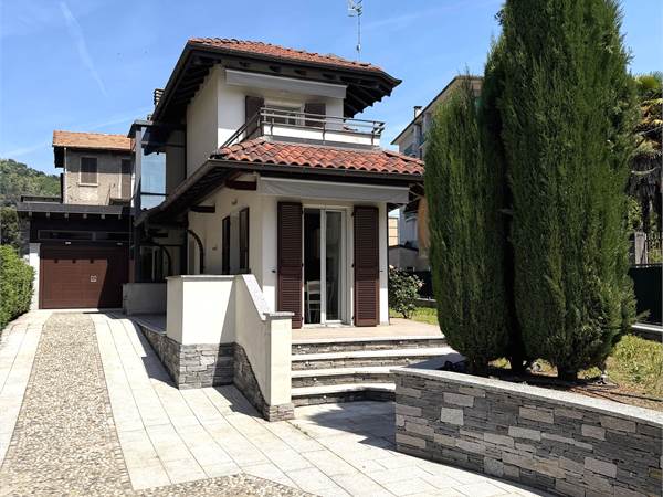 Villa indipendente con giardino circostante e box auto doppio