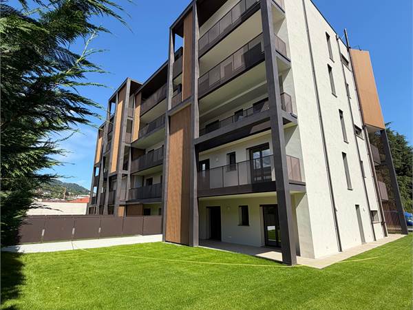 Nuovo quadrilocale con giardino circostante