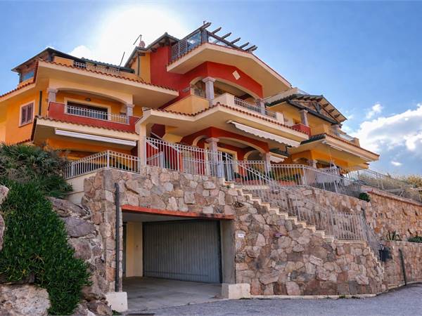 Trilocale con terrazza vista mare e cortile privato a Castelsardo