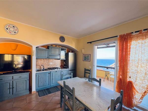 Ampio trilocale con terrazza vista mare