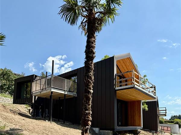Immersa nella natura, villa di design vista lago 